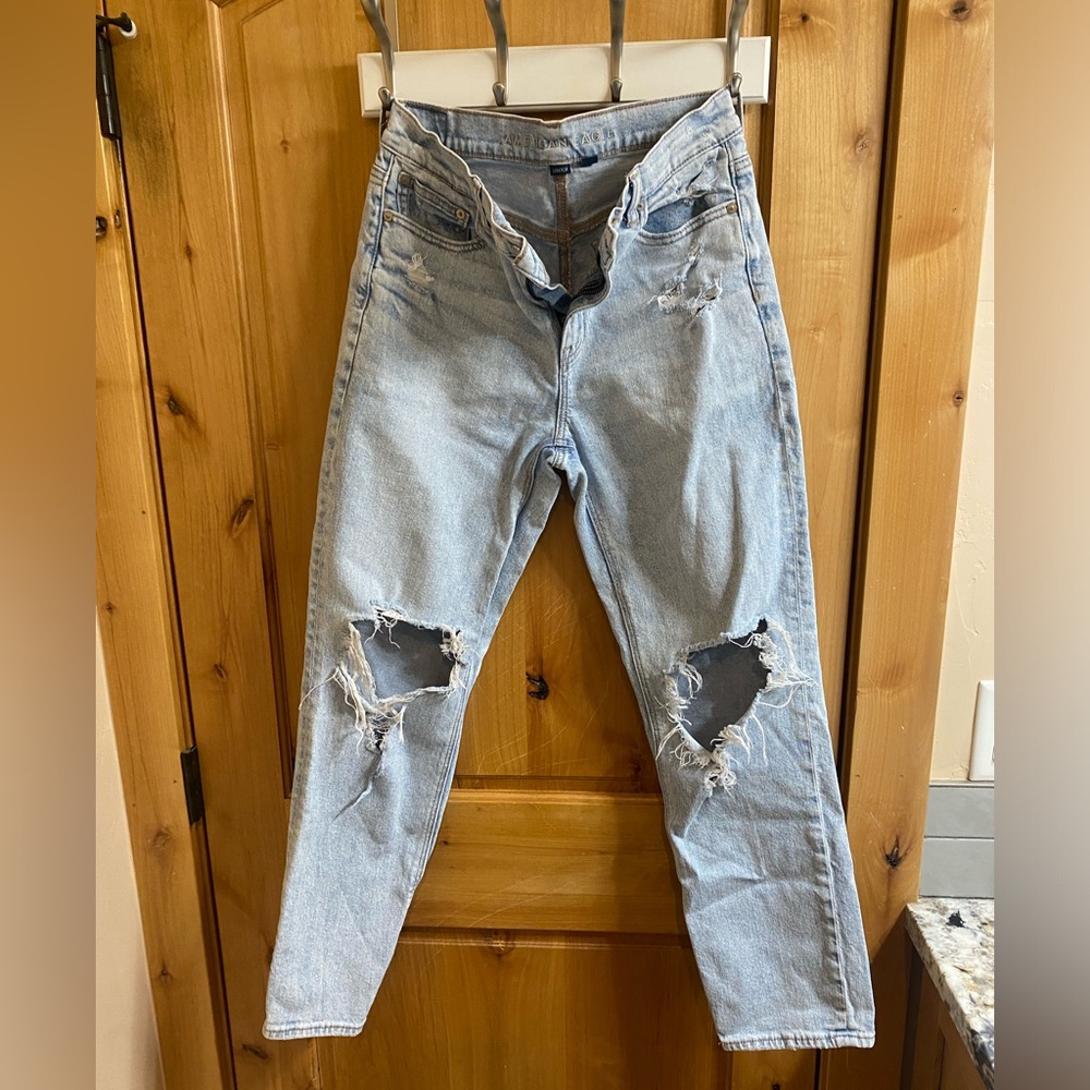 American Eagle Size 8 Long Distressed Mom Jean